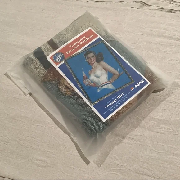 🔵 Vintage & NEW - Pepsi “Pinup Girl” Throw Blanket Afghan - Dated 2000 Last One - Picture 10 of 11